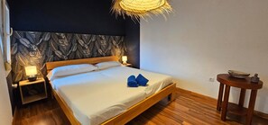 2 bedrooms, iron/ironing board, WiFi