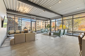 Interior - "Faith of Evanston" 180°view, 2BDR +2Bath Urban luxury (Evanston)