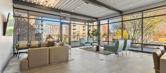 "Faith of Evanston" 180°view, 2BDR +2Bath Urban luxury