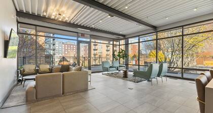"Faith of Evanston" 180°view, 2BDR +2Bath Urban luxury