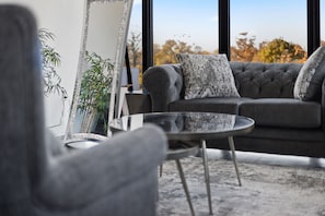 Interior - "Faith of Evanston" 180°view, 2BDR +2Bath Urban luxury (Evanston)