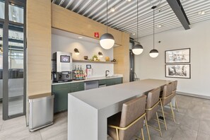 Dining - "Faith of Evanston" 180°view, 2BDR +2Bath Urban luxury (Evanston)