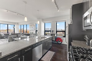 Fridge, microwave, oven, stovetop - "Faith of Evanston" 180°view, 2BDR +2Bath Urban luxury (Evanston)