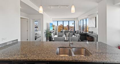 "Faith of Evanston" 180°view, 2BDR +2Bath Urban luxury