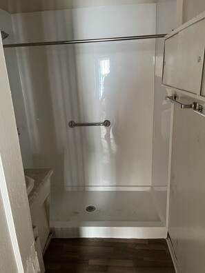Regadera, toallas, jabón, shampoo 