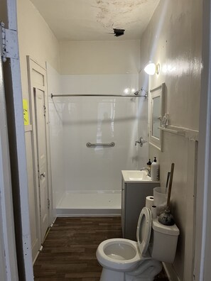 Shower, towels, soap, shampoo - BudgetStay Rentals Private Room (Milwaukee)
