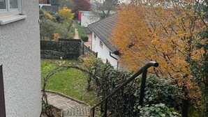 A residential area with a stone staircase leading to a house with a white exterior and a red roof. - Gartenparadies Apartment  in Urbar (Urbar)