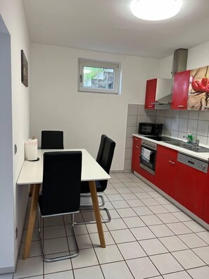 Fridge, microwave, oven, stovetop - Gartenparadies Apartment  in Urbar (Urbar)