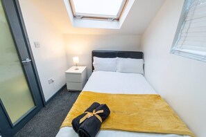 Tabla de planchar con plancha, wifi y ropa de cama 