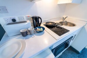 Fridge, microwave, oven, stovetop - Charming 1-Bed Studio in Birmingham (Birmingham)