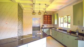 Køleskab, mikrobølgeovn, ovn, kogeplade