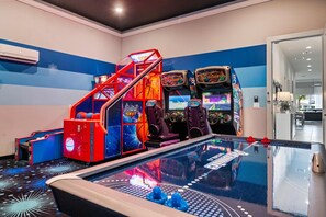 Games room - Fairway Bliss: Private Pool, Theater, Themed Bedrooms, Free Water Park, Golf View (Kissimmee)