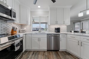 Frigorifero, microonde, forno, piano cottura