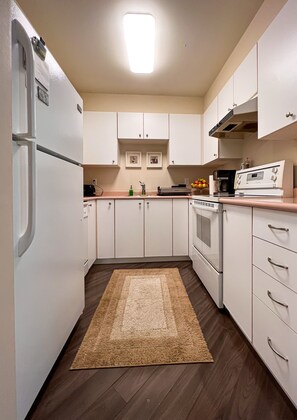 Kjøleskap, mikrobølgeovn, ovn og kokeplater