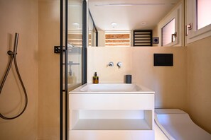 Dusche, Haartrockner, Handtücher, Shampoo
