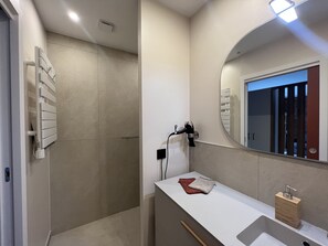 Douche, sèche-cheveux, serviettes fournies