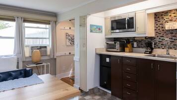 Fridge, microwave, oven, coffee/tea maker