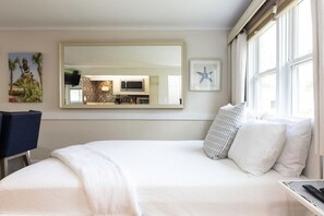 Escritorio, tabla de planchar con plancha, cuna de viaje y wifi gratis