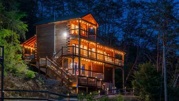 Bagian depan properti - sore/malam