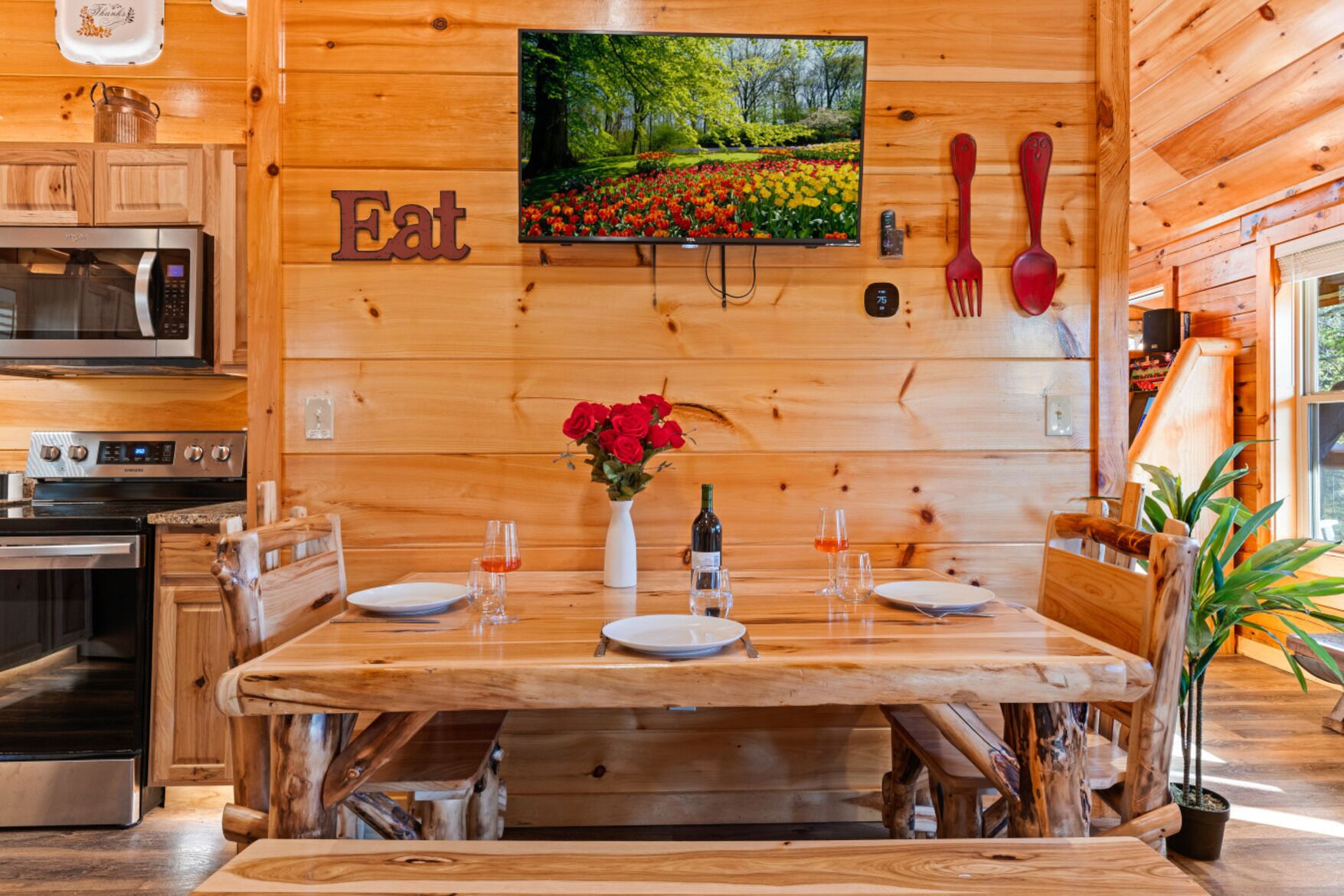 Family Cabin | Dining room