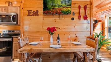 Family Cabin | Dining room