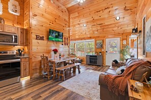 Family Cabin | Dining room - Heavenly Bliss By Ghosal Luxury Lodging (Sevierville)