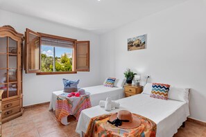 4 chambres, fer et planche à repasser, Wi-Fi gratuit, draps fournis