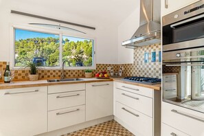 Kühlschrank, Mikrowelle, Ofen, Geschirrspüler