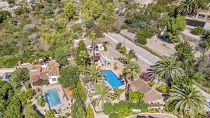 A residential area with houses, a swimming pool, and palm trees. - Villa Domingo - PlusHolidays (Benissa)