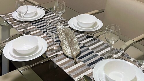 Cozy and Quiet/pool/gym/free parking/10 min to LAX