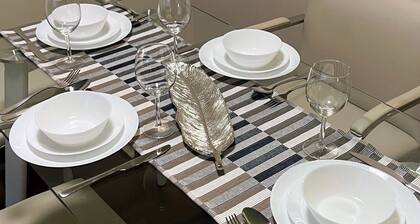 Cozy and Quiet/pool/gym/free parking/10 min to LAX