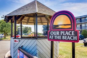 Property grounds - Coastal condo with shared pool, balcony, open layout, internet, W/D, & AC (Ocean City)