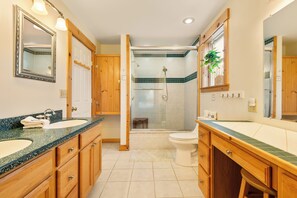 Dusj, hårføner og håndklær