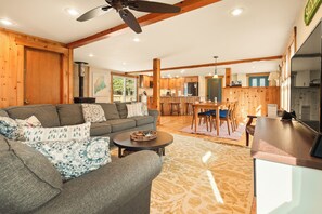 TV, video games, DVD player, books - Grey Wulff on Main - convenient to downtown Rangeley and Saddleback MTN! (Rangeley)