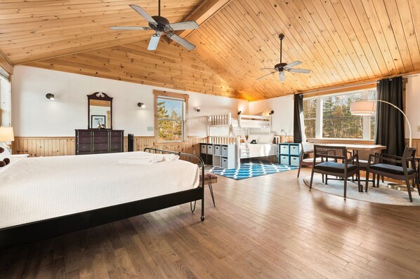 4 bedrooms, iron/ironing board, WiFi, bed sheets - Grey Wulff on Main - convenient to downtown Rangeley and Saddleback MTN! (Rangeley)