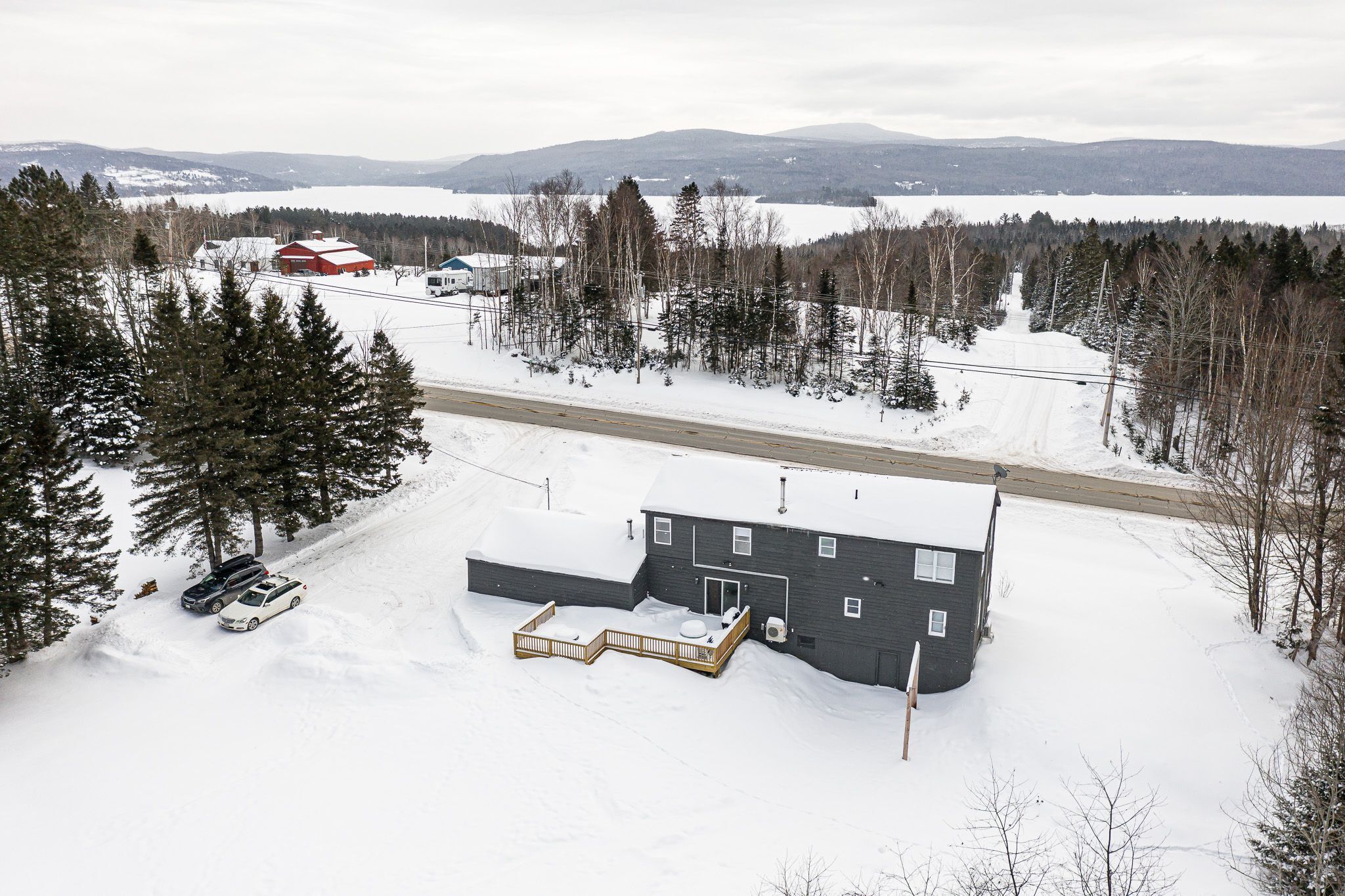 Grey Wulff Lodge - convenient to downtown Rangeley and Saddleback MTN!