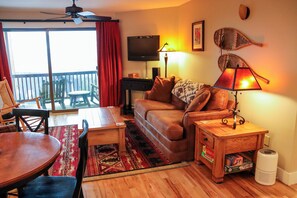 Fernseher, Kamin, Bücher