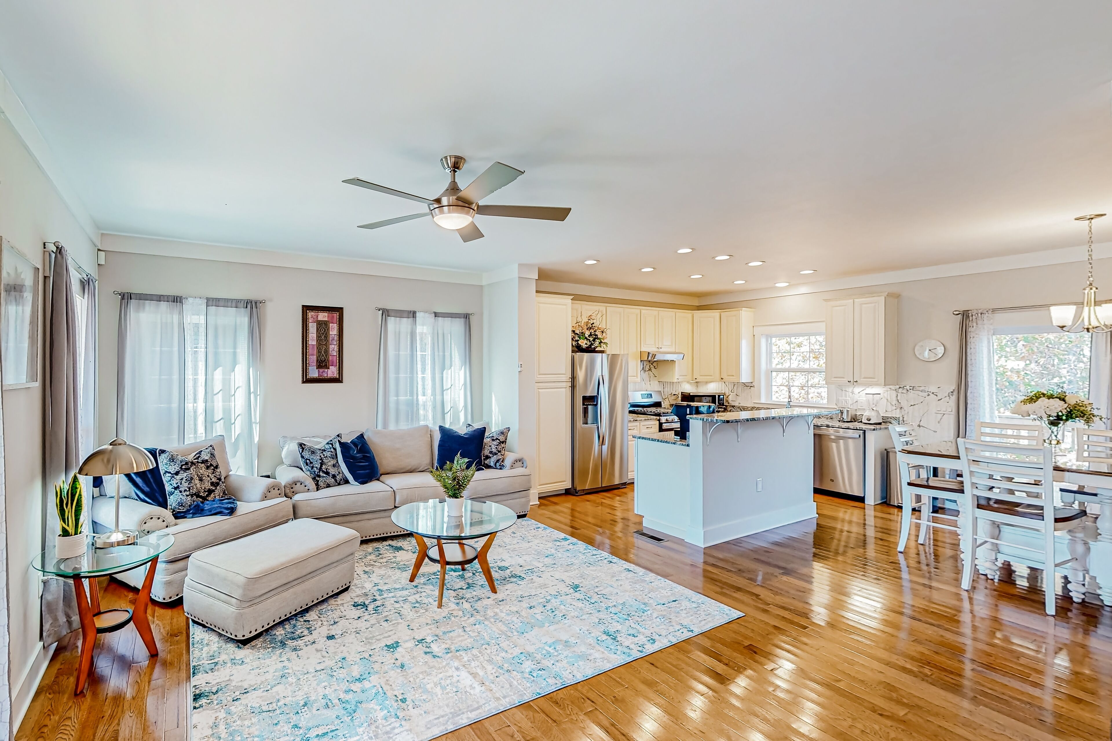 Charming house with oversized deck, jacuzzi tub, chef's kitchen, & washer/dryer