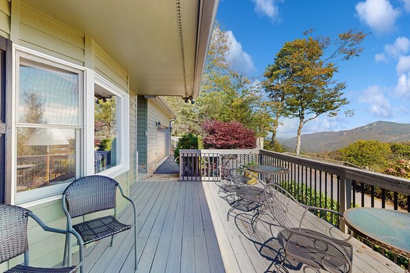 Outdoor dining - Mountain-view home with private outdoor areas, foosball & W/D (Sugar Mountain)