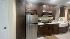 Private kitchen - Cozy Studio Bungalow Minutes from TRILLITH STUDIOS & Piedmont Hospital (Fayetteville)