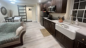 Interior - Cozy Studio Bungalow Minutes from TRILLITH STUDIOS & Piedmont Hospital (Fayetteville)