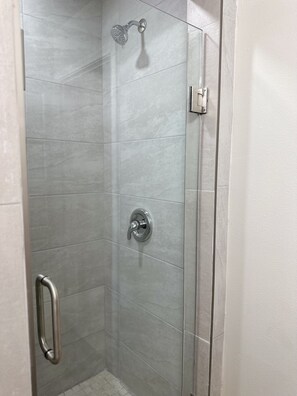 Secador de pelo, toallas, jabón y papel higiénico