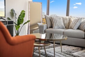 Smart TV, fireplace - "Hope of Evanston" 180°view, 2BDR +2Bath Urban luxury (Evanston)