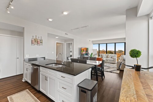 "Hope of Evanston" 180°view, 2BDR +2Bath Urban luxury