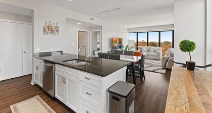 "Hope of Evanston" 180°view, 2BDR +2Bath Urban luxury