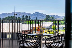 Outdoor dining - Grandview Wanaka Holiday Apartment (Wanaka)