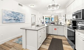 冷蔵庫、電子レンジ、オーブン、コンロ