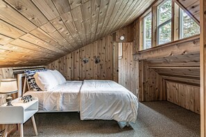 3 slaapkamers, een bureau, een strijkplank/strijkijzer, reisbedje