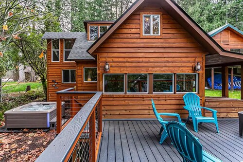 Riverfront Cabin w/Hot Tub : Near Mt. Rainier Sunrise entrance