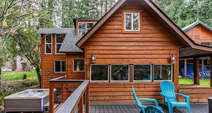 Riverfront Cabin w/Hot Tub : Near Mt. Rainier Sunrise entrance